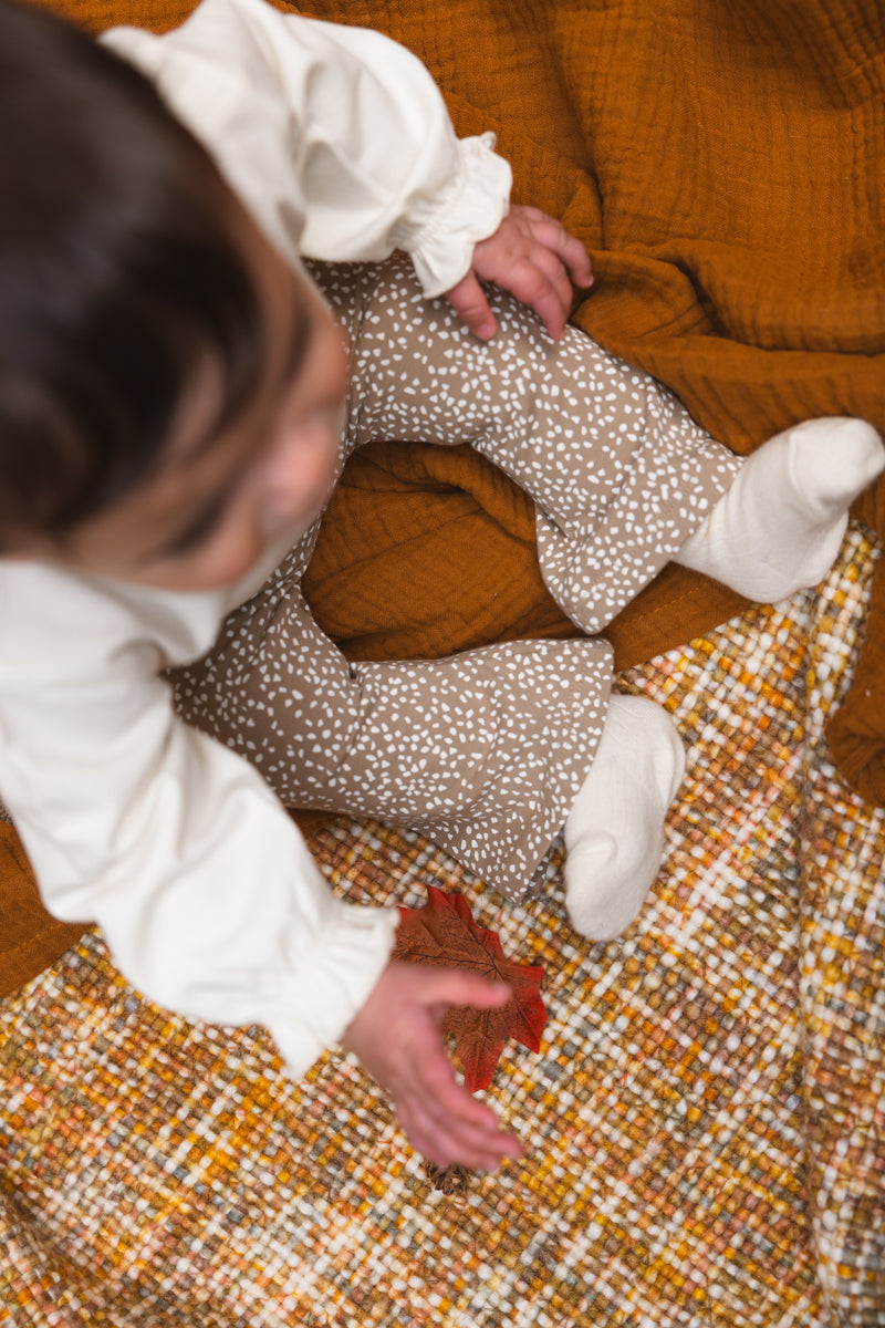 Flairbroek zandkleurig met stippen | AOP Sand Dot